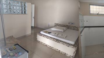 Quarto casal luxo | Frigobar, escrivaninha, espaço de trabalho para notebook