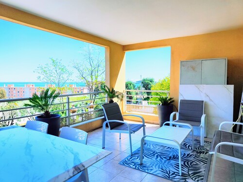Grande terrasse vue mer - parking, climatisation, accès plage direct...
