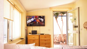 Fireplace - Pretty cottage 100 meters from the sea with parking space and garden. (Santa Maria)