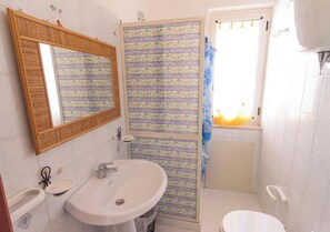 Douche, sèche-cheveux, bidet, serviettes fournies