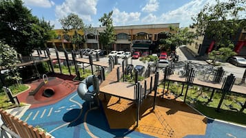 Zona de juegos infantil al aire libre