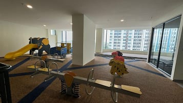 Zona de juegos infantil cubierta