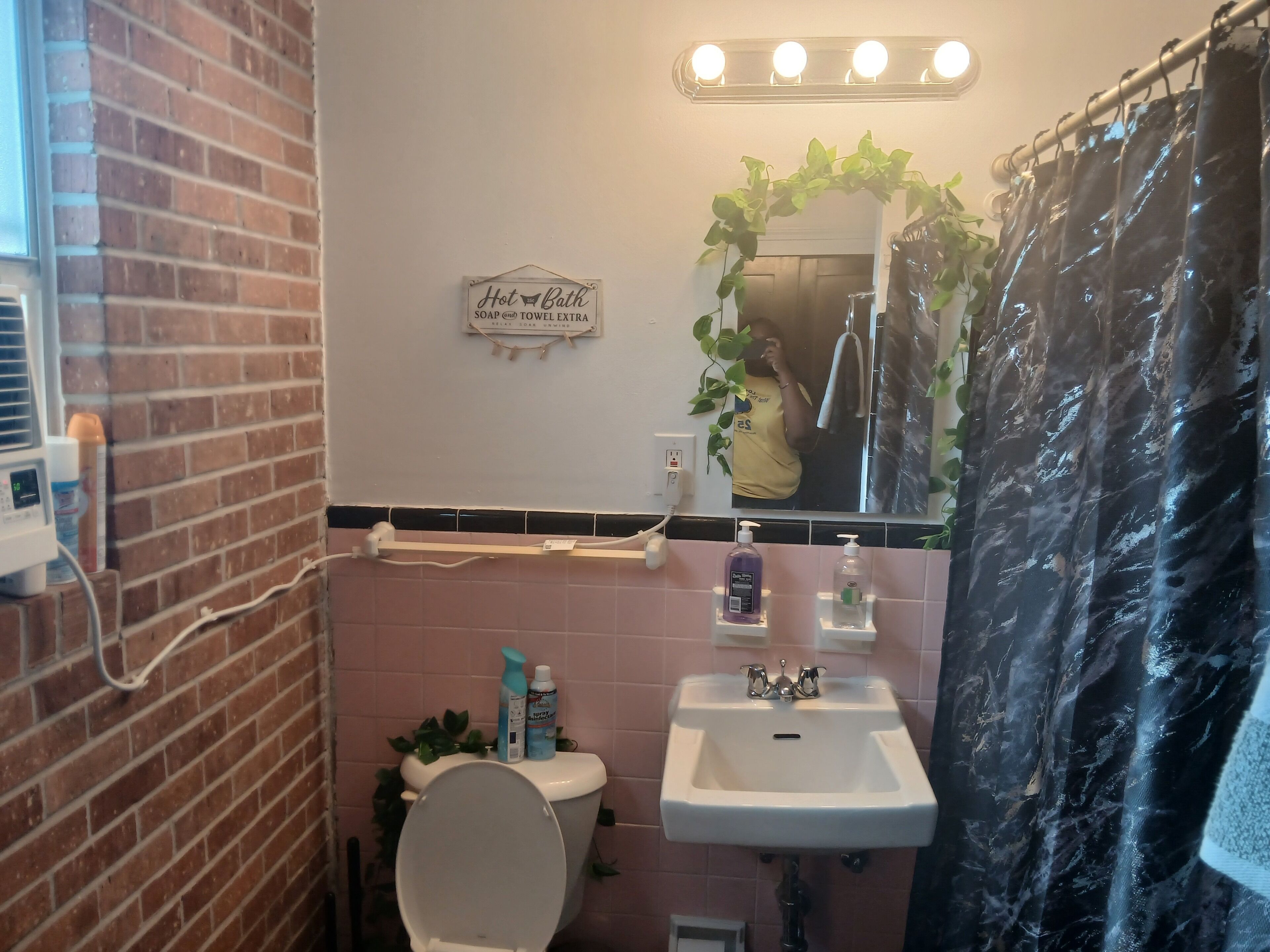 Secador de pelo, toallas, jabón y papel higiénico