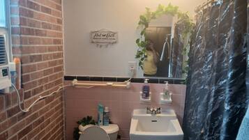 Secador de pelo, toallas, jabón y papel higiénico