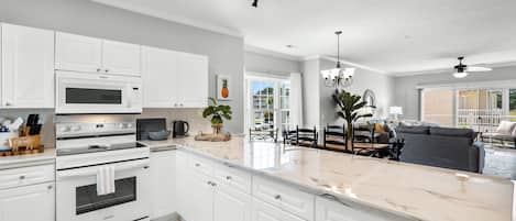 Refrigerador, microondas, horno, placa de cocina