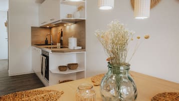 Design House | Private kitchen | Full-size fridge, microwave, oven, stovetop