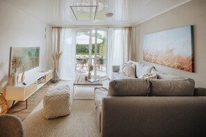 Design-Haus | Wohnbereich | 55-Zoll-Smart-TV mit Digitalempfang, Kamin