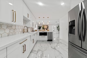 Fridge, microwave, oven, stovetop - Luxury 7BR Retreat w/ Games, Pool & Mini Golf (Miami)