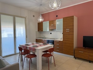Frigorifero, forno, piano cottura, lavastoviglie