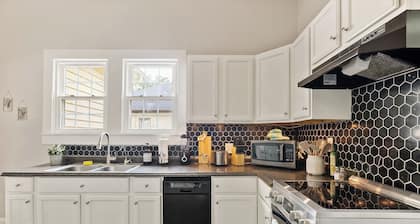 University Mill House-Relax & Explore/Stylish Escape with King bed/ Firepit