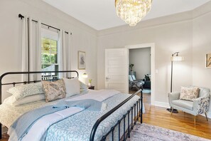 2 bedrooms, desk, iron/ironing board, travel crib - University Mill House-Relax & Explore/Stylish Escape with King bed/ Firepit (Kannapolis)