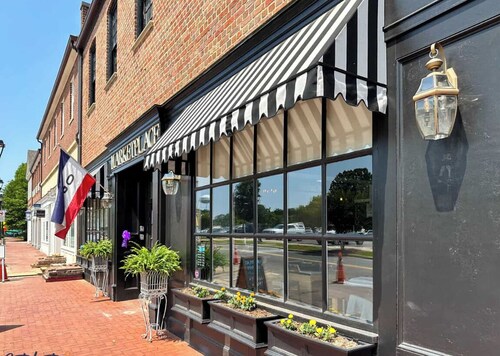 University Mill House, Walkable Downtown Home, King Bed, Fire Pit & Hammock