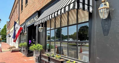 University Mill House, Walkable Downtown Home, King Bed, Fire Pit & Hammock