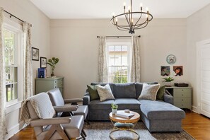 Smart TV, fireplace, video games, books - University Mill House-Relax & Explore/Stylish Escape with King bed/ Firepit (Kannapolis)