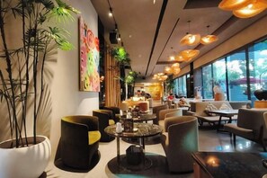 A modern interior with seating areas, a reception desk, and large windows. - Mulan Boutique Hotel - Taipei Dazhi Branch (Taipei)
