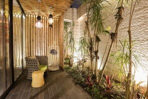 A corridor with a seating area, plants, and hanging lights. - Mulan Boutique Hotel - Taipei Dazhi Branch (Taipei)