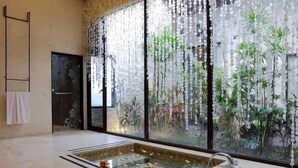 A spa room with a large window, a bathtub, and a small indoor garden. - Mulan Boutique Hotel - Taipei Dazhi Branch (Taipei)