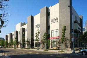 A modern building with multiple floors, large windows, and a flat roof. - Mulan Boutique Hotel - Taipei Dazhi Branch (Taipei)