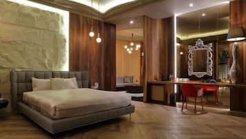 Un dormitorio moderno con una cama grande, un escritorio y un espejo.