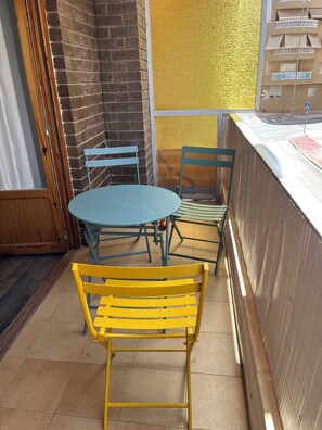 Outdoor dining - Appartement Spacieux , 600m de la Plage Situation Centre Villa à Coté Tramway (El Campello)