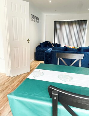 3 bedrooms, iron/ironing board, free WiFi, bed sheets - Essex Spacious House (Grays)