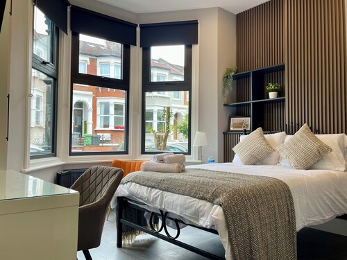 Luxury Deluxe Double Room In Guest House | Vibrant London
