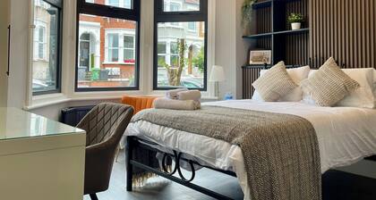 Luxury Deluxe Double Room In Guest House | Vibrant London
