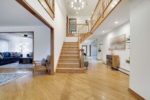 Smart-TV, Tischfußball, Tischtennisplatte, Bücher