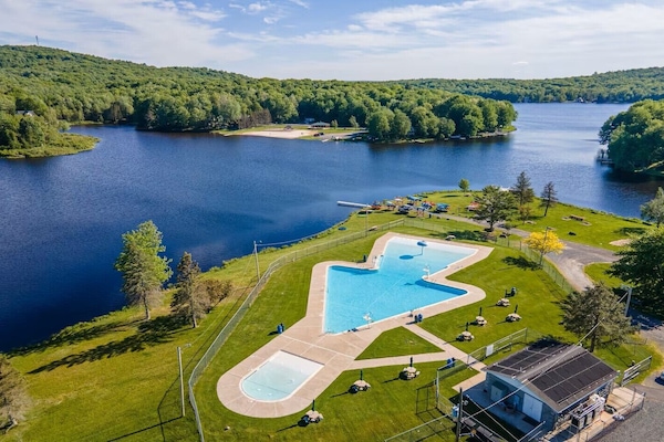 Una piscina al aire libre, una piscina climatizada