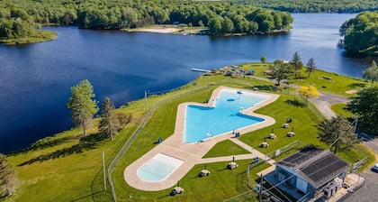 Spacious Creek Front 6-bedroom home-Lake/Pool/Kayaks/Hot Tub/Game Rm/Fire Pit.