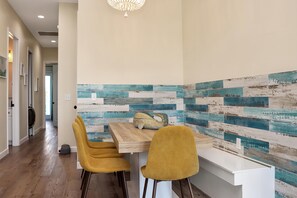 House, Multiple Beds (It's A Wonderful Life) | Dining