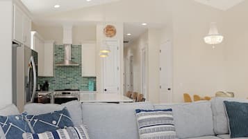 House, Multiple Beds (It's A Wonderful Life) | Living area