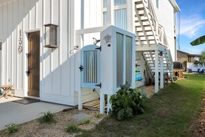 House, Multiple Beds (It's A Wonderful Life) | Exterior