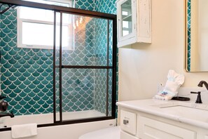 House, Multiple Beds (It's A Wonderful Life) | Bathroom