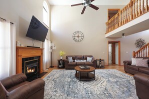 Smart-TV, Videospiele, Tischfußball, Tischtennisplatte