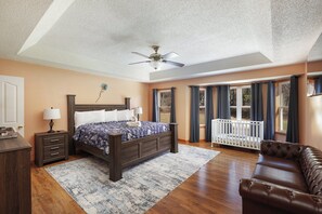 6 habitaciones, tabla de planchar con plancha y cuna de viaje