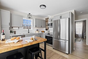 Private kitchen - Spacious 6-bedroom house in beautiful Downtown Brevard (Brevard)