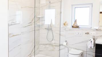 Vila, pemandangan kebun | Shower kamar mandi
