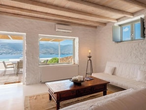 Family Suite | Living area | Flat-screen TV - Donum Dei Seaside Suites & Villa (Paros)
