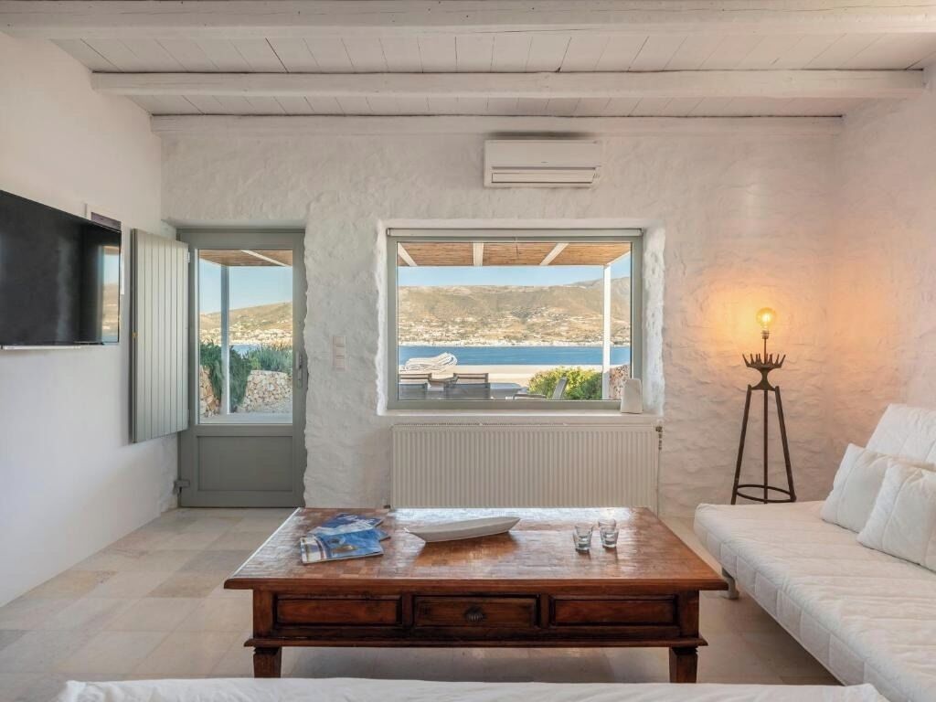 Suite familiar | Área de sala de estar | Televisión de pantalla plana 