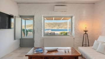 Suite familiar | Área de sala de estar | Televisión de pantalla plana