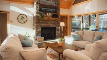 Televisión y chimenea