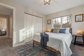 3 bedrooms, desk, WiFi, bed sheets