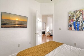 3 bedrooms, desk, iron/ironing board, free WiFi - NEW! Peaceful Parkridge 3/2 condo close to UTC w/ heated Pool (Sarasota)