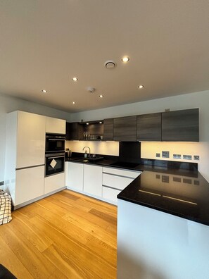 Køleskab, mikrobølgeovn, ovn, kogeplade