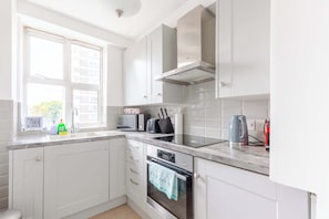 Wasserkocher mit Kaffee-/Teezubehör, Kühlschrank, Mikrowelle, Ofen