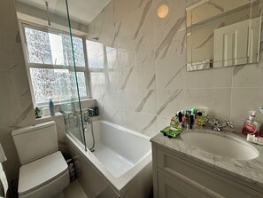 Een douche, een haardroger, shampoo