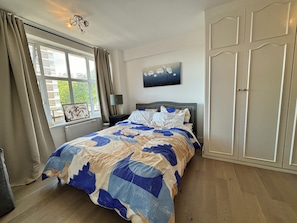 1 slaapkamer, een strijkplank/strijkijzer, wifi, beddengoed