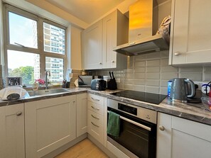 Frigorifero, microonde, forno, piano cottura