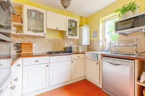 Fridge, microwave, oven, stovetop - Charming 2BD Canal-Side Home in East London (London)